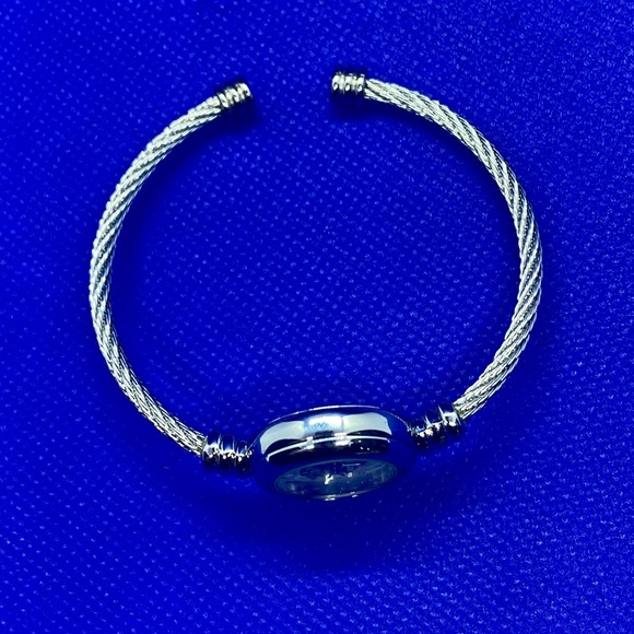 Kim Rodgers Christmas Watch - Picture 5 of 6